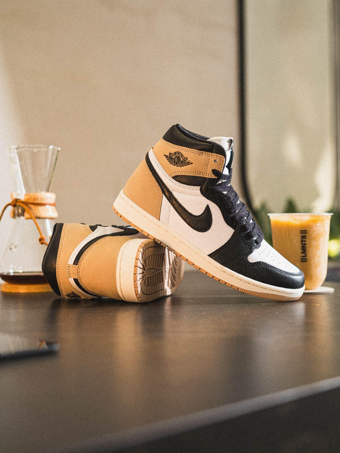 W AIR JORDAN 1 RETRO HI OG 'LATTE'