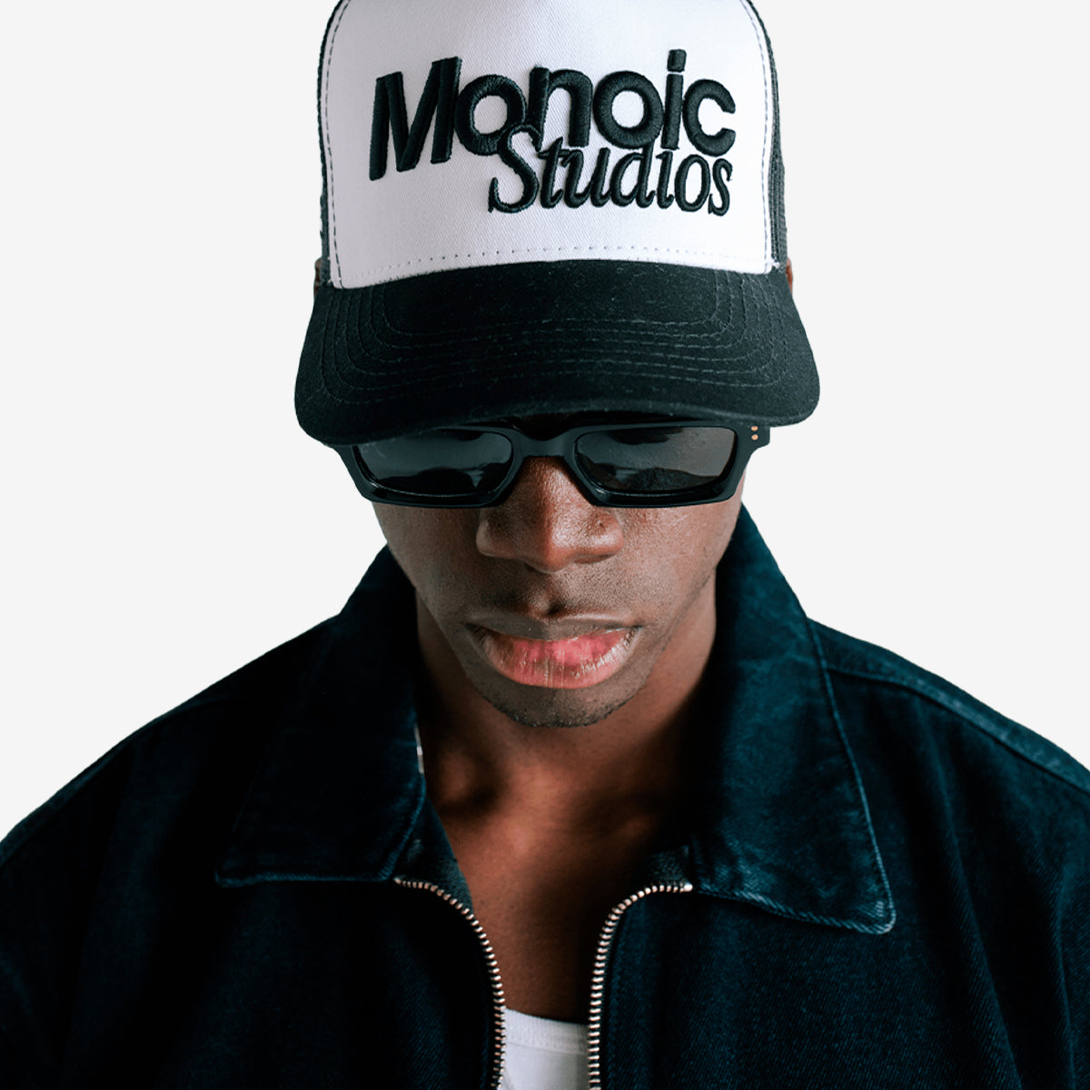 Gorra Monoic Studios - Blanco y Negro