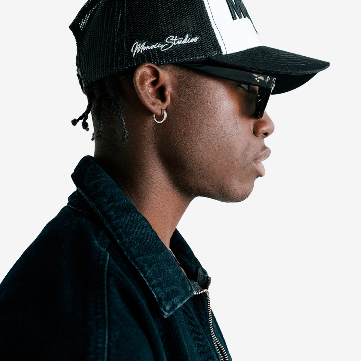 Gorra Monoic Studios - Blanco y Negro