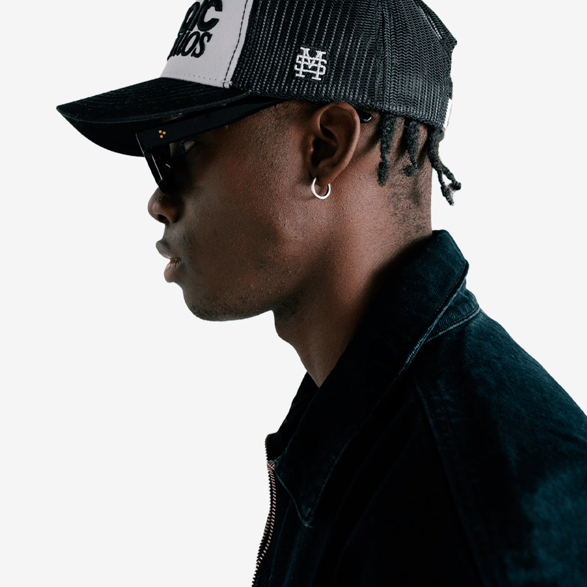 Gorra Monoic Studios - Blanco y Negro