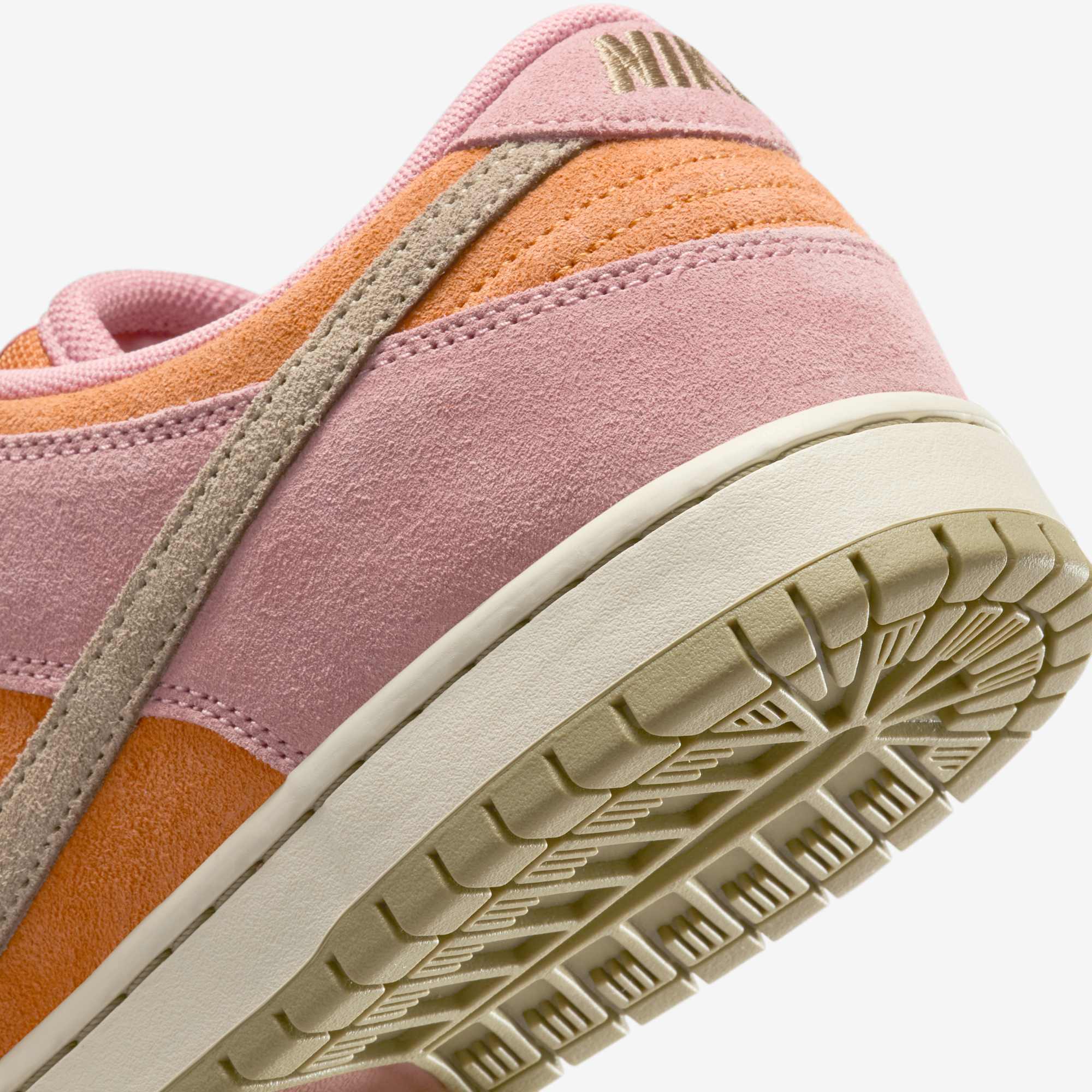 Nike SB Dunk Low 'Red Stardust'